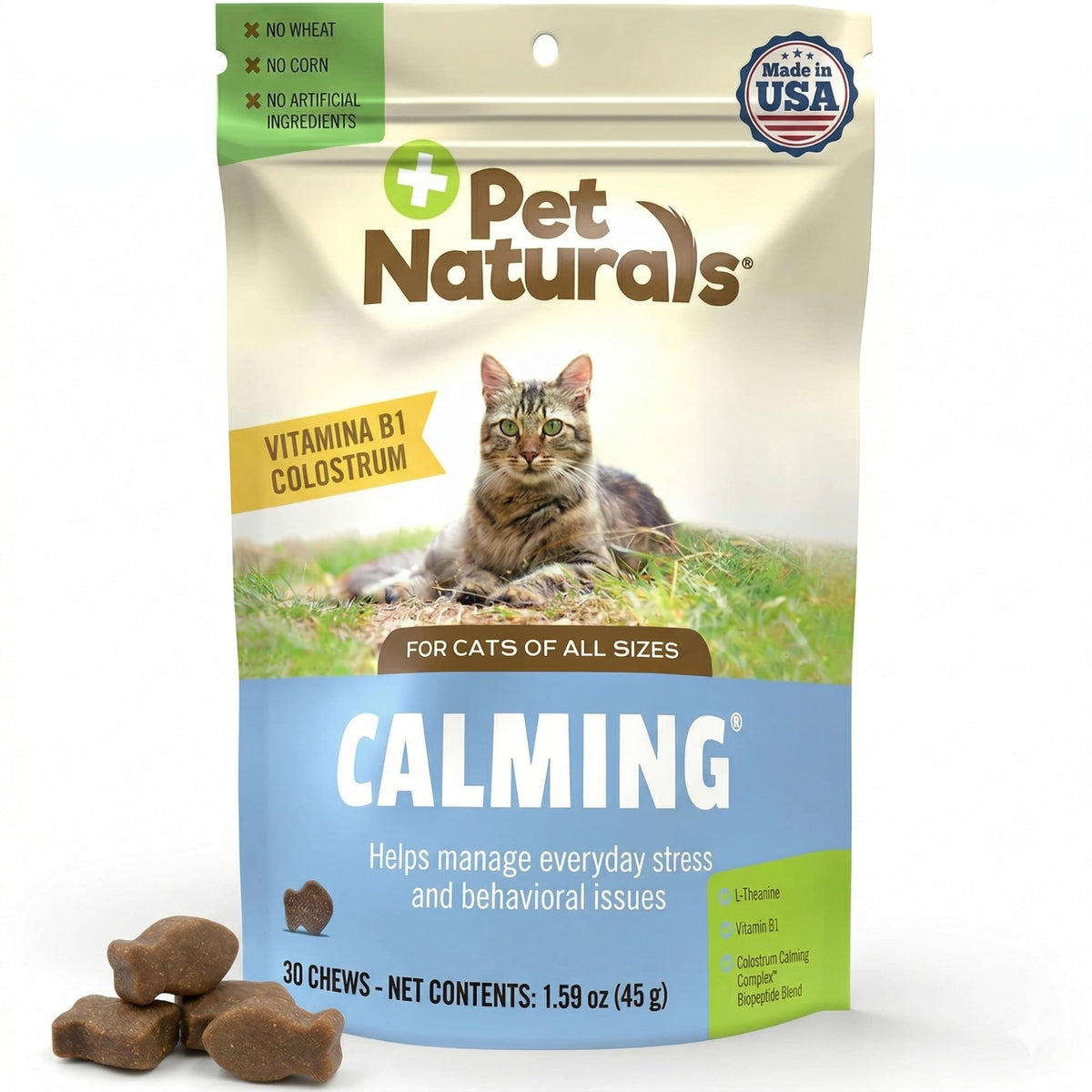 Pet Naturals friandises calmantes pour chat en main, pratique lors des déplacements.