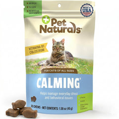 Pet Naturals friandises calmantes pour chat en main, pratique lors des déplacements.