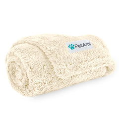 Couverture PetAmi imperméable beige sur canapé protégeant le mobilier.