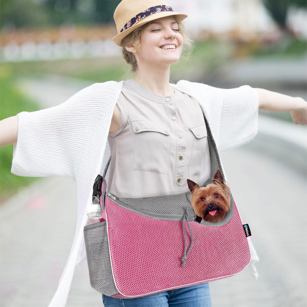 Poche arrière et rangement intégré pour accessoires et friandises.
