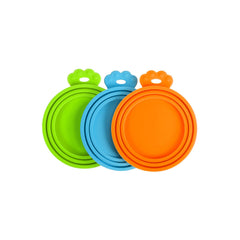 Couvercles PetBonus bleu en silicone scellant les boîtes de nourriture animale.