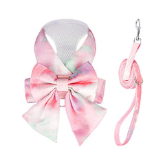 Harnais PETCARE avec noeud papillon arc-en-ciel rose, idéal pour des promenades élégantes.