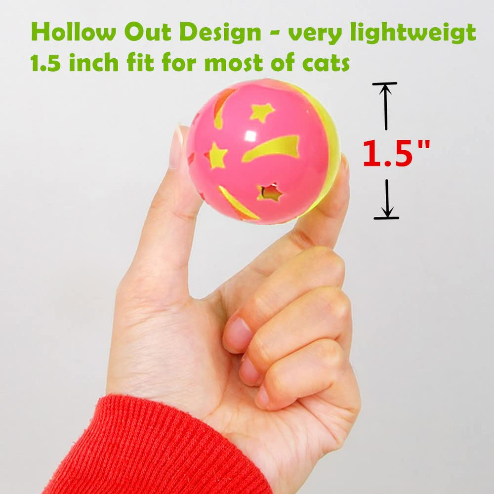 Balle avec cloche interne PETFAVORITES attire l’attention et amuse le chat.