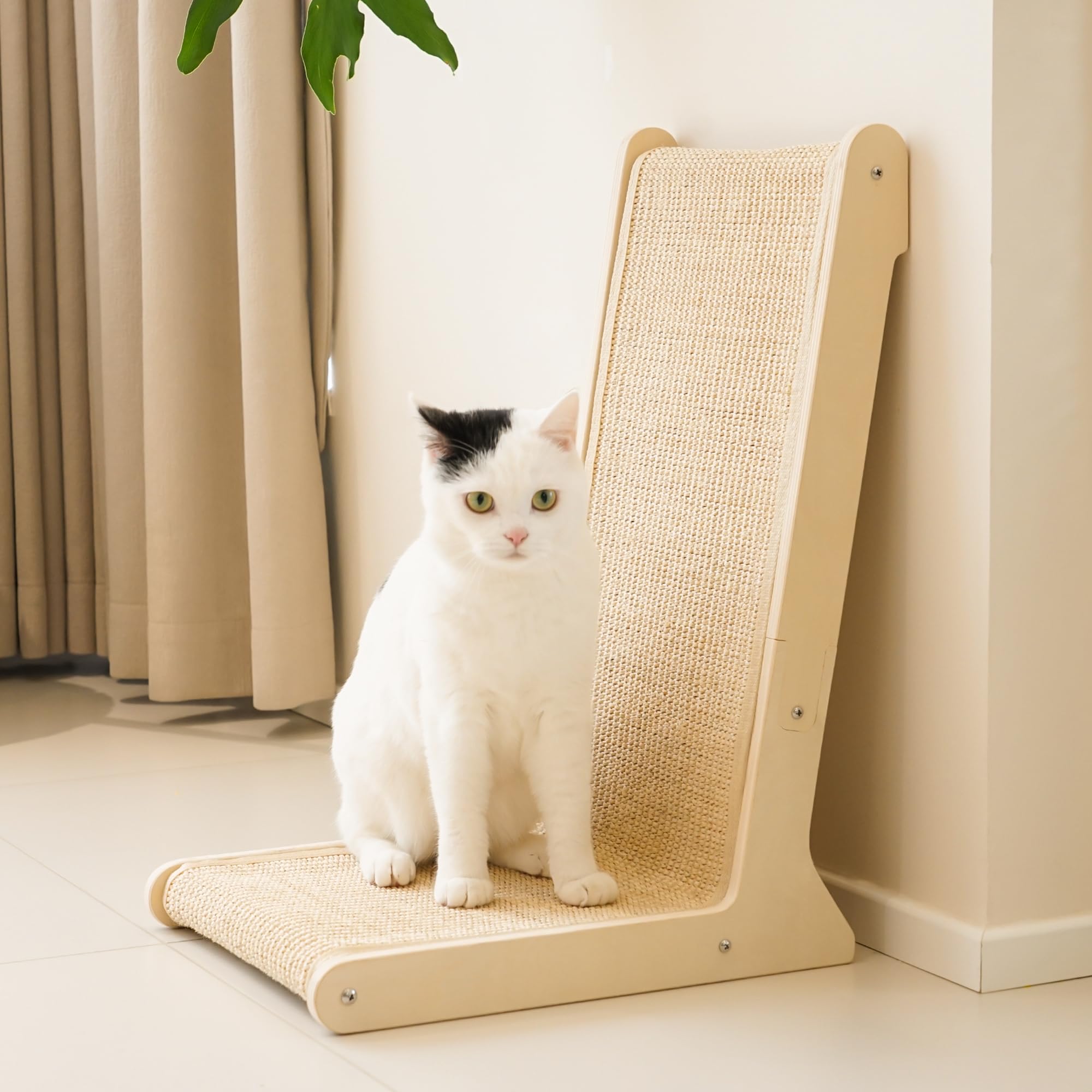 PETKARAY grattoir sisal 105° pour chats, réduction de tension sur le dos.