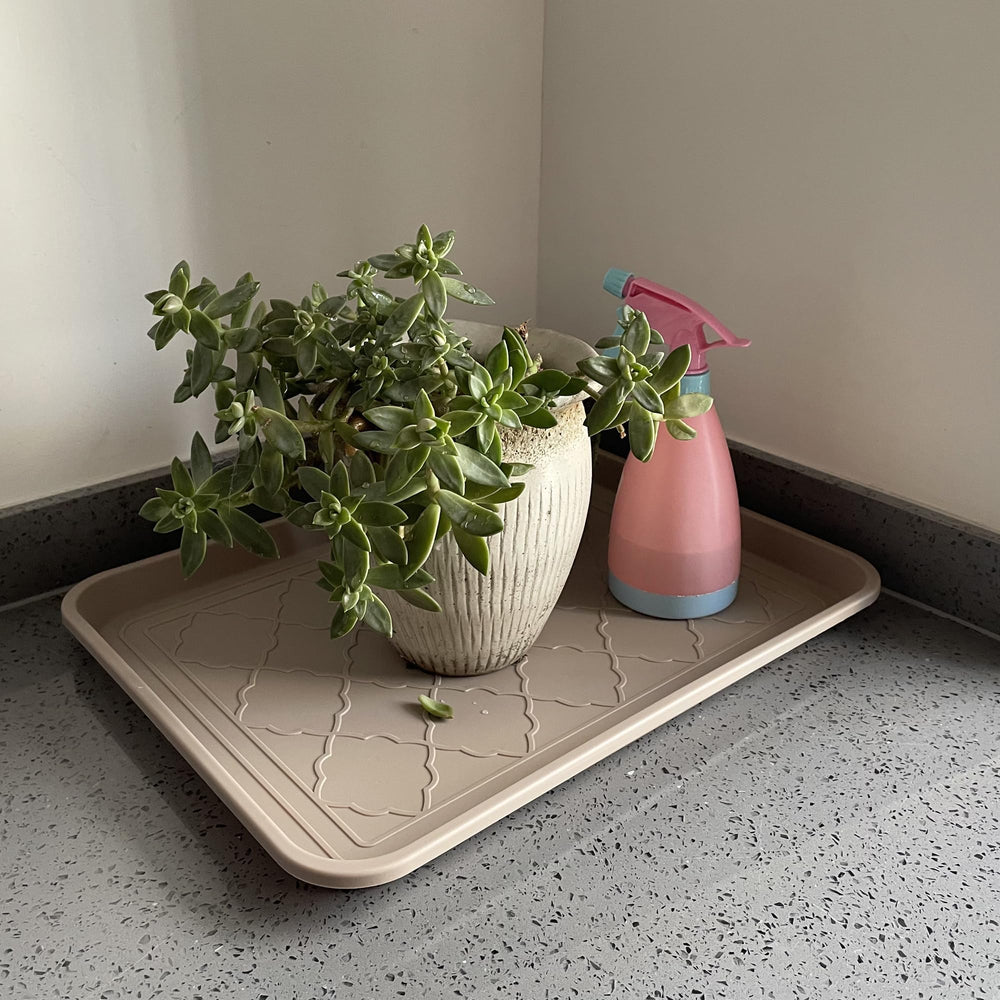 Polyvalent comme tapis d’alimentation pour animaux et dessous de plantes.