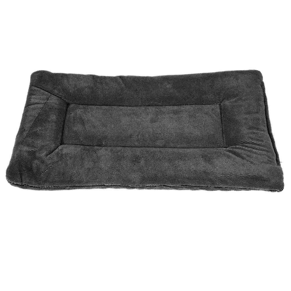 Tapis chenil rectangulaire Petmate Aspen, gris sombre, surface pelucheuse pour petits chiens.