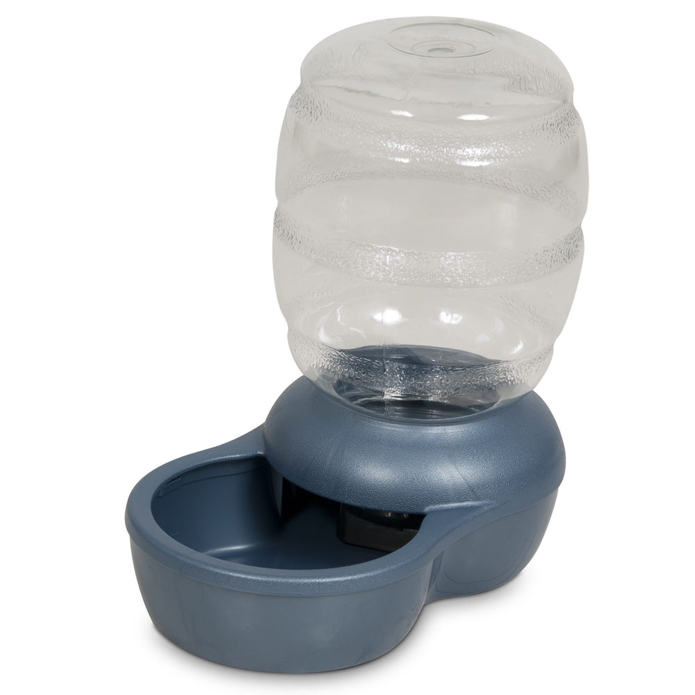 Petmate Replendish: bouteille d’eau filtrée en action pour un remplissage facilité.