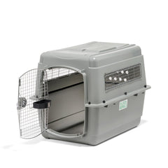 Petmate Sky Kennel intérieur spacieux pour grands chiens lors des trajets.