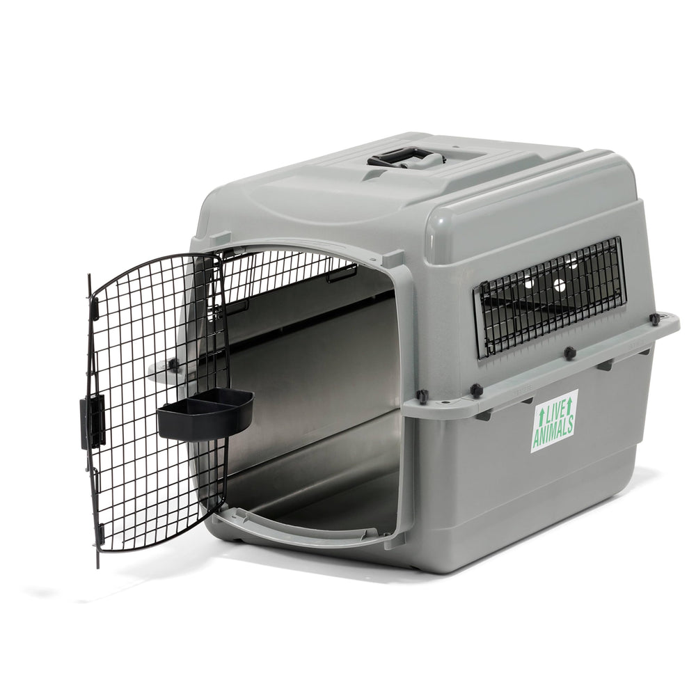 Vue extérieure du Petmate Sky Kennel, robuste et facile à transporter.