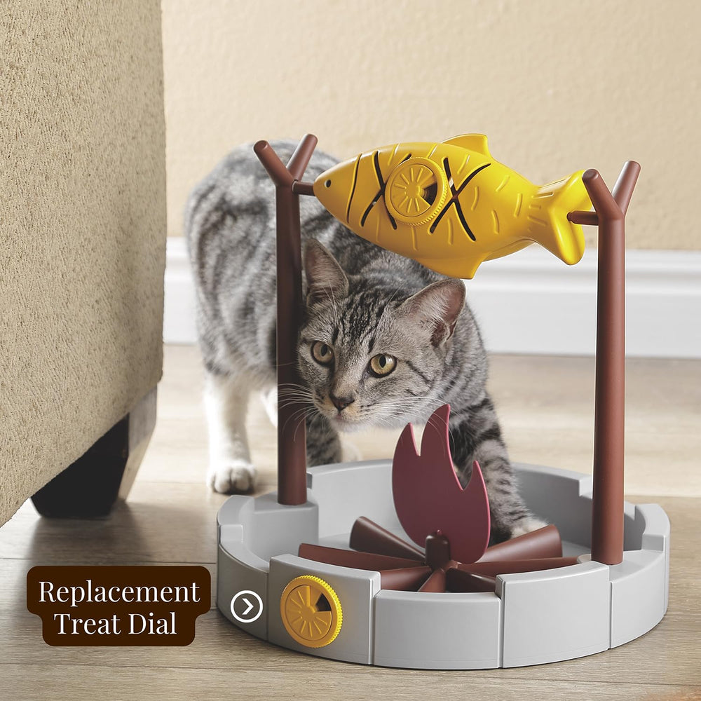 PetPals design jaune avec feu de camp attirant l’attention du chat.