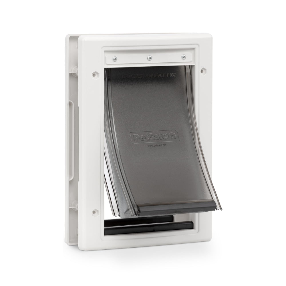 Porte PetSafe Extreme Weather ouverte sur une porte extérieure, accès facile pour animaux.