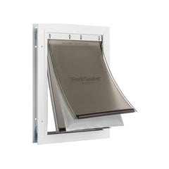 Porte PetSafe Extreme Weather en aluminium montrant l'installation extérieure robuste.