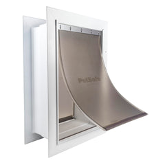 Porte murale PetSafe – installation simple pour accéder facilement à l'extérieur.