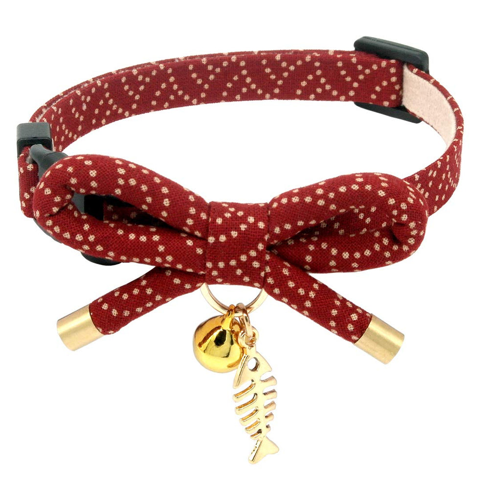 Collier PetSoKoo avec noeud papillon rouge, look élégant et sûr.