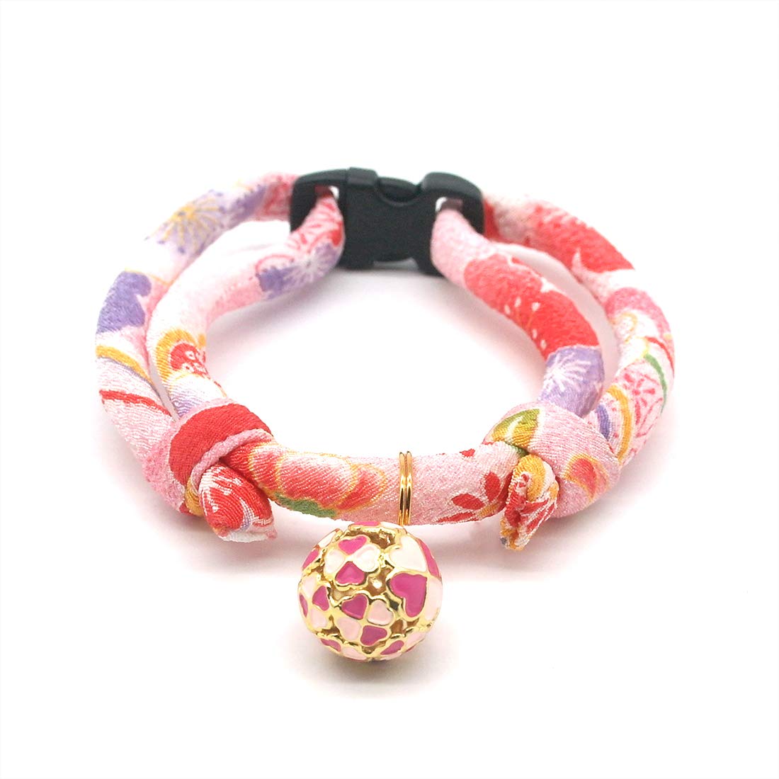 Collier PetSoKoo motif fleurs cerisier, look chic sur le cou du chat.