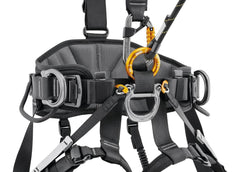 Rangements PETZL AVAO BOD: passants et poches pour un accès rapide au matériel.