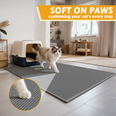 Pieviev tapis-litiere double-couche gris 47x36, doux pour les pattes et confort pour le chat.