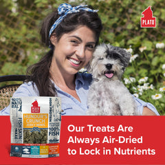PLATO Hundur’s Crunch Jerky Minis – chien en train de mâcher avec plaisir.