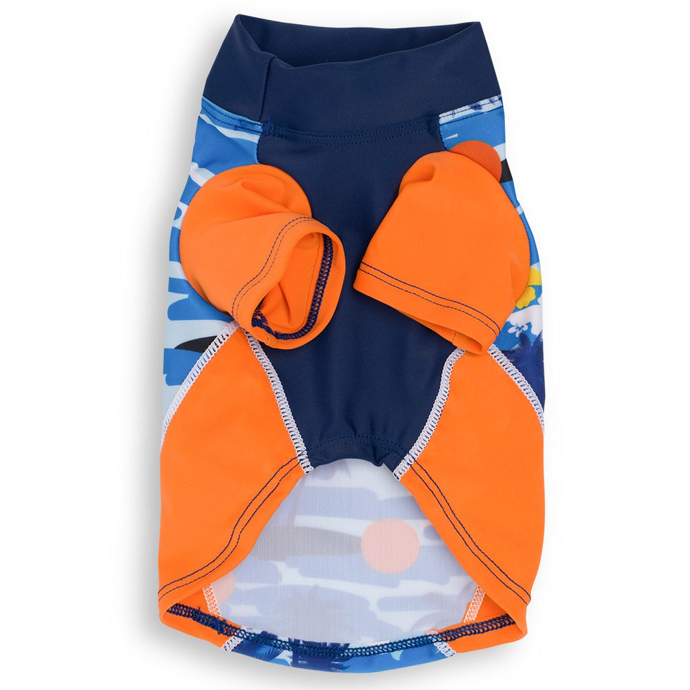 PlayaPup Sun Shirt porté en randonnée, léger et respirant pour les journées chaudes.
