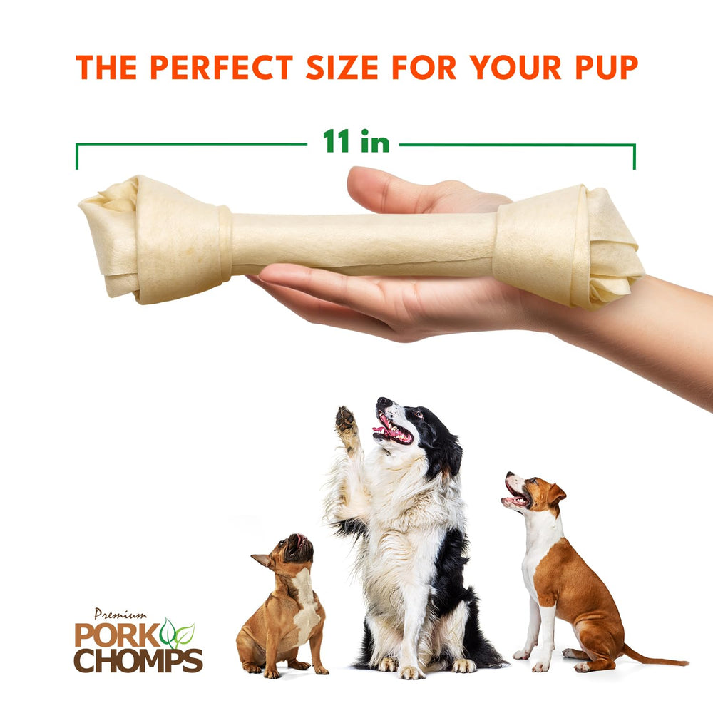 Chien en action avec Pork Chomps, mastication satisfaisante.