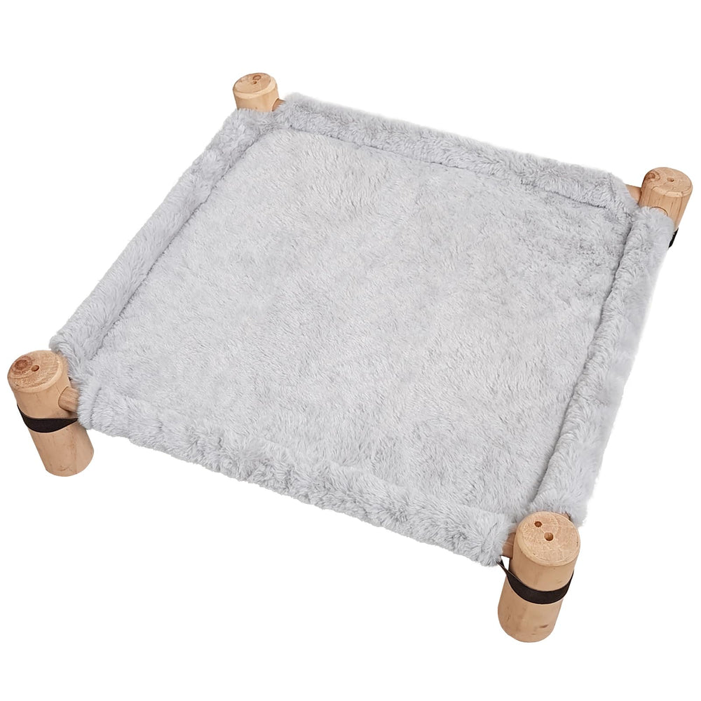 Le hamac Pozico pour chat en pin naturel, élevé pour un repos sûr et confortable.