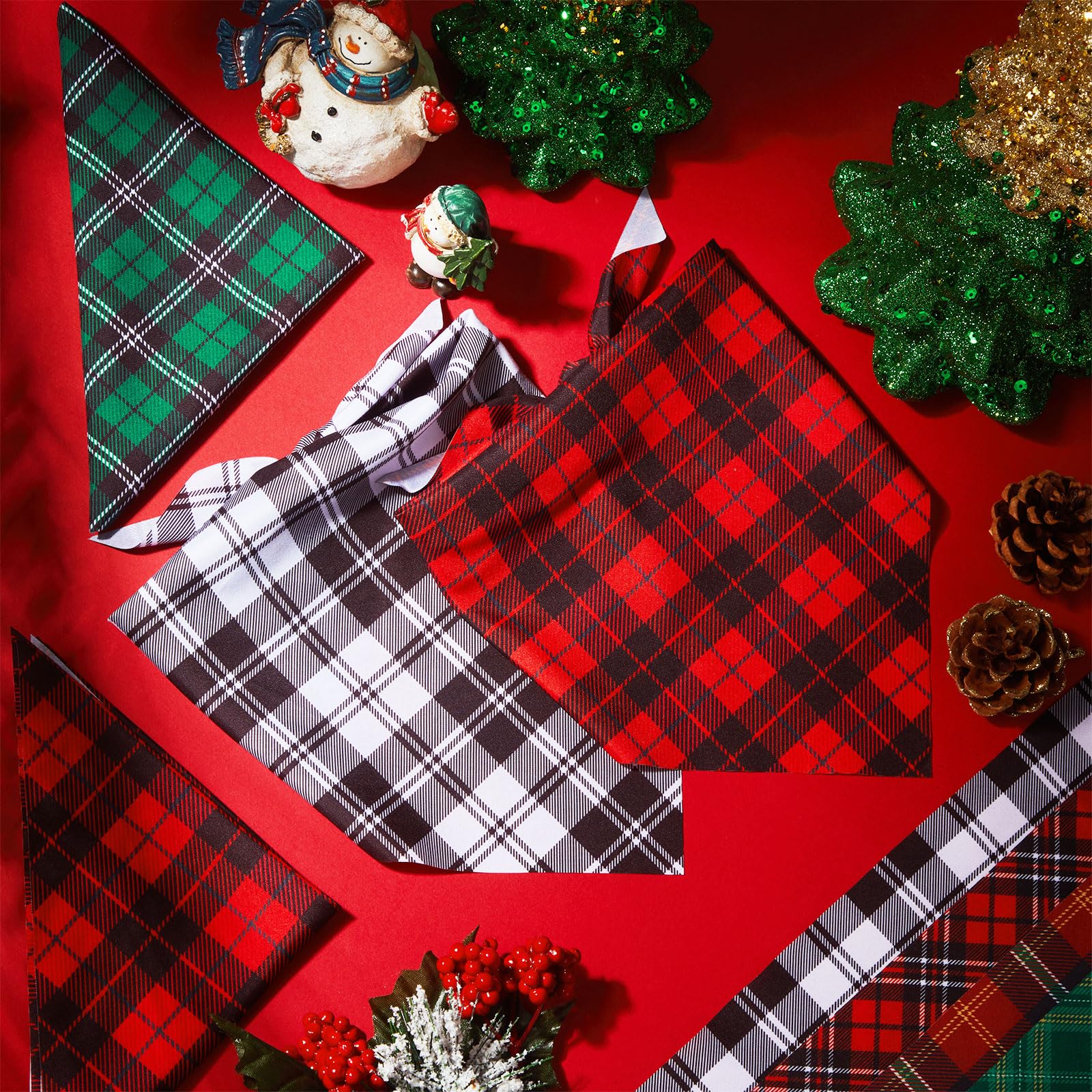 Accessoires festifs pour chiens, bandanas Preboun au motif plaid.