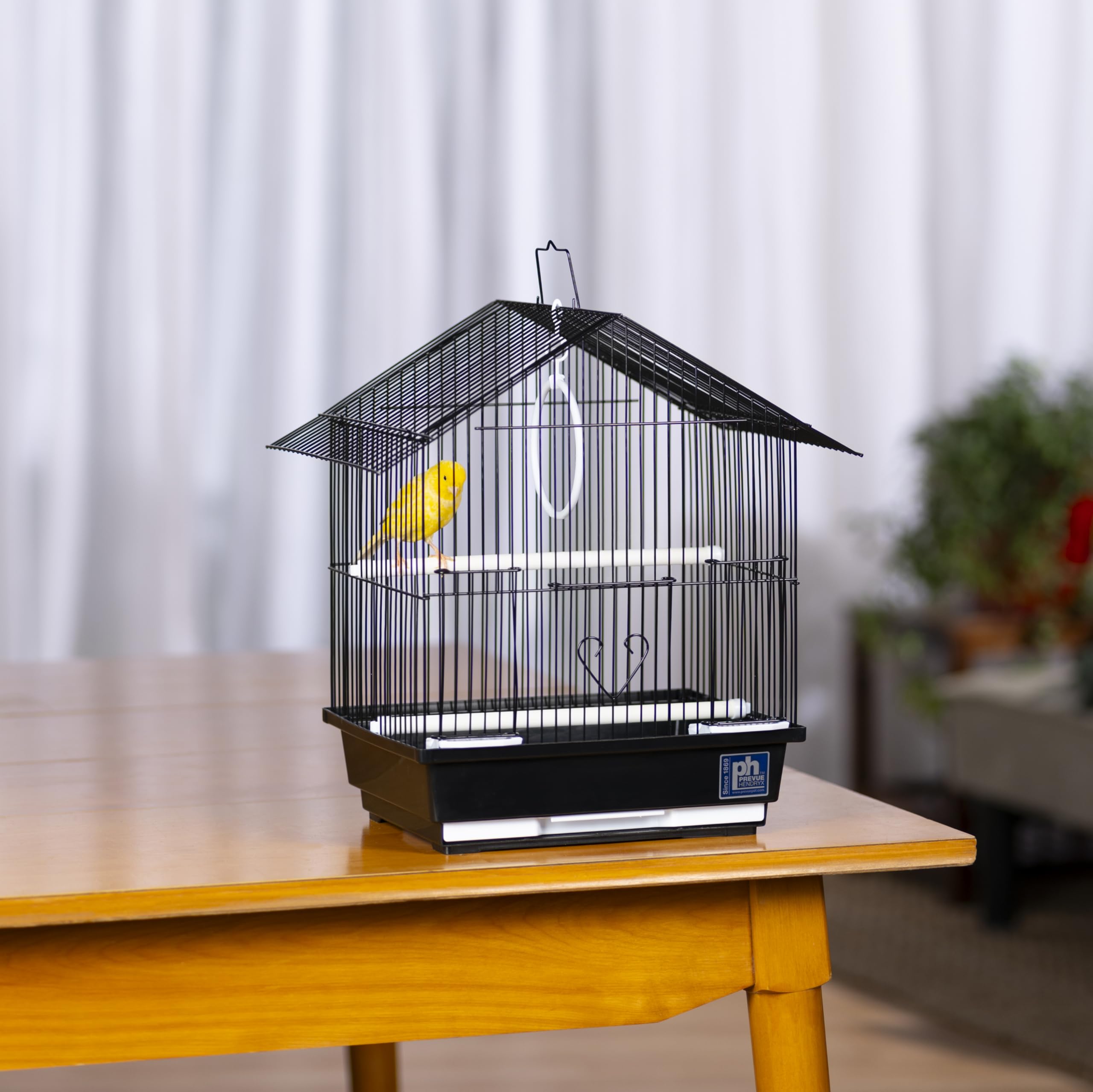 Bols plastiques inclus pour nourrir et abreuver le petit oiseau.