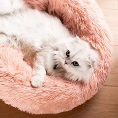 Grand lit rond chat en peluche rose – détail fourrure douce pour le confort.