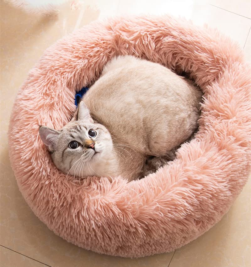 Grand lit rond chat en peluche rose – confort douillet pour les siestes.