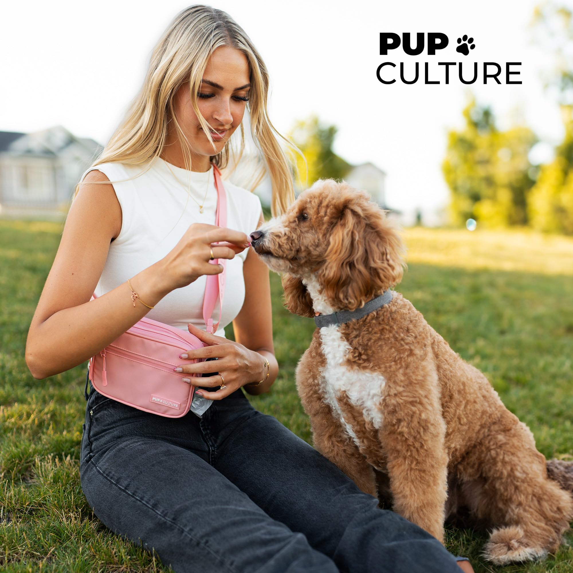 Sangle Pup Culture epaule croisee pour un acces rapide aux friandises.