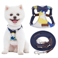 Puppytie harnais no-tirage XS bleu marine avec nœud en suède, léger et confortable pour petits chiens.