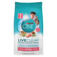 Purina ONE LiveClear chaton mangeant croquettes au poulet premier ingrédient