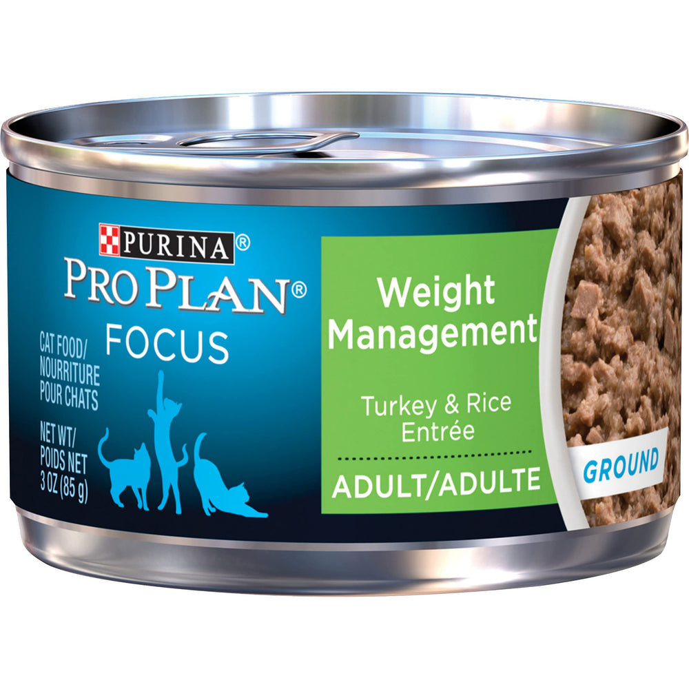 Chat dégustant Purina Pro Plan Weight Control pâtée dinde-riz dans un emballage pratique.