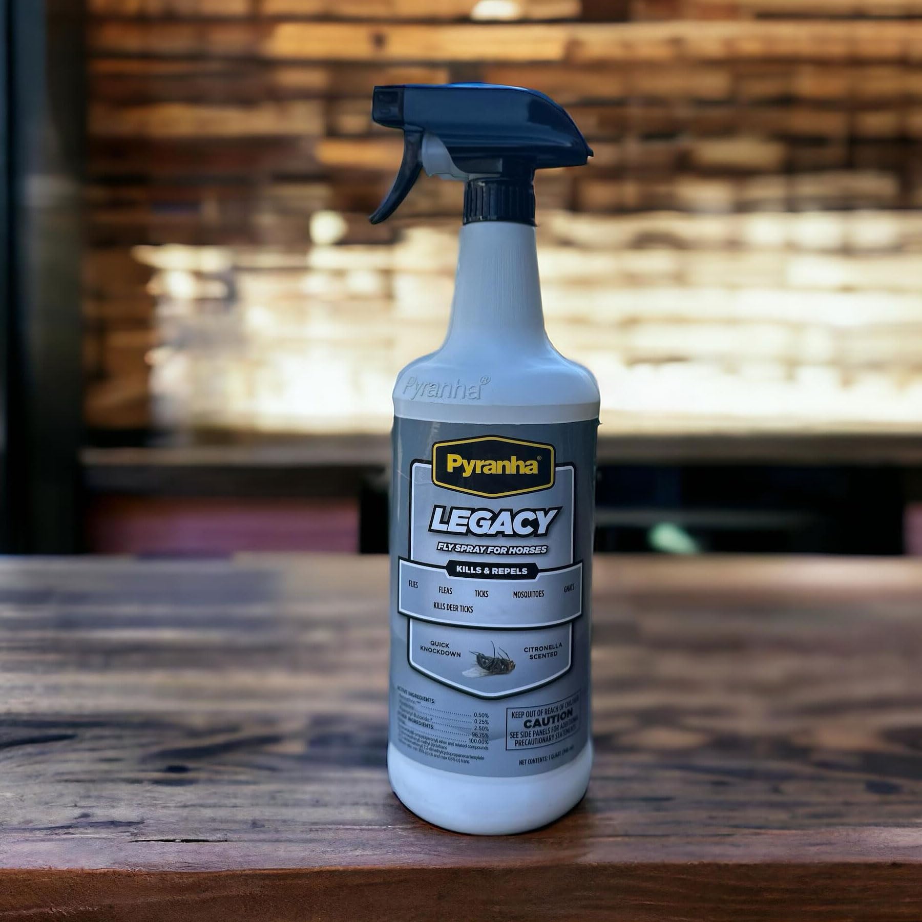 Pyranha Legacy spray parfum citronnelle pratique pour les chevaux.
