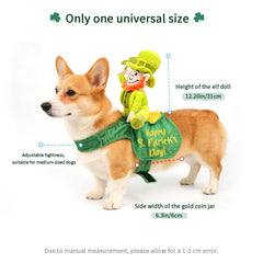 Costume de chien style lutin irlandais par QIONG MENG avec trefle pour fêtes.
