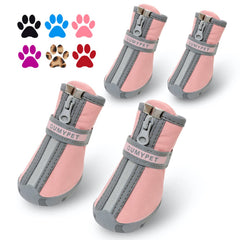 Chaussures QUMY pour petit chien vue d’ensemble, patte protégée et style rose.