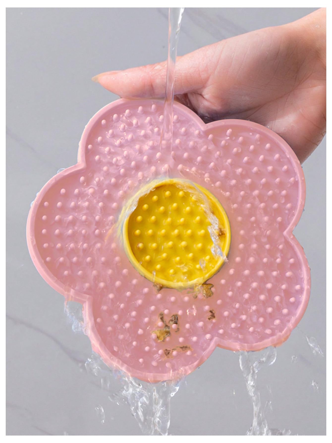 qwinee tapis lechage montre les textures stimulant la langue