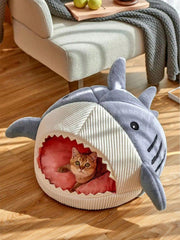 QWINEE Nid-chat Requin bleu, intérieur douillet, parfait pour des siestes tranquilles.