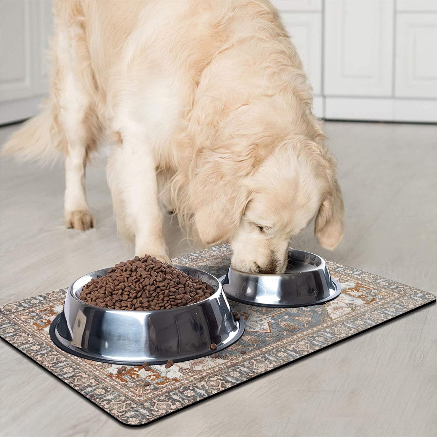 Tapis QXWREL avec fond anti-glisse pour repas sans dérapage.