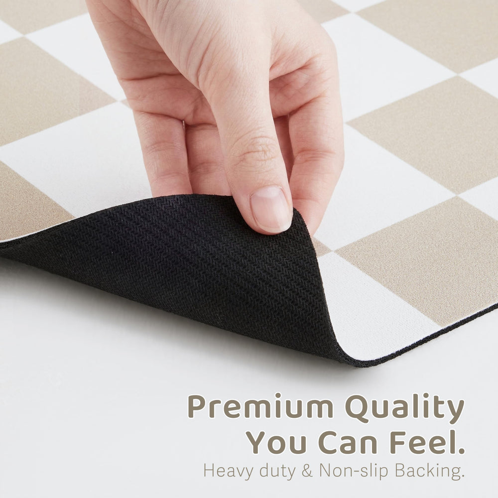 Tapis décoratif au design rétro beige et carreaux pour votre espace repas.