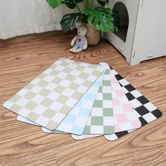 Tapis d'alimentation Ralxion avec motif carreaux beige, absorbe les liquides et protège le sol.