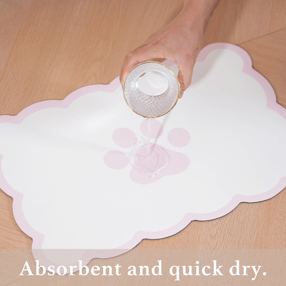 Design ondulé du tapis apporte une touche décorative à l’espace repas.