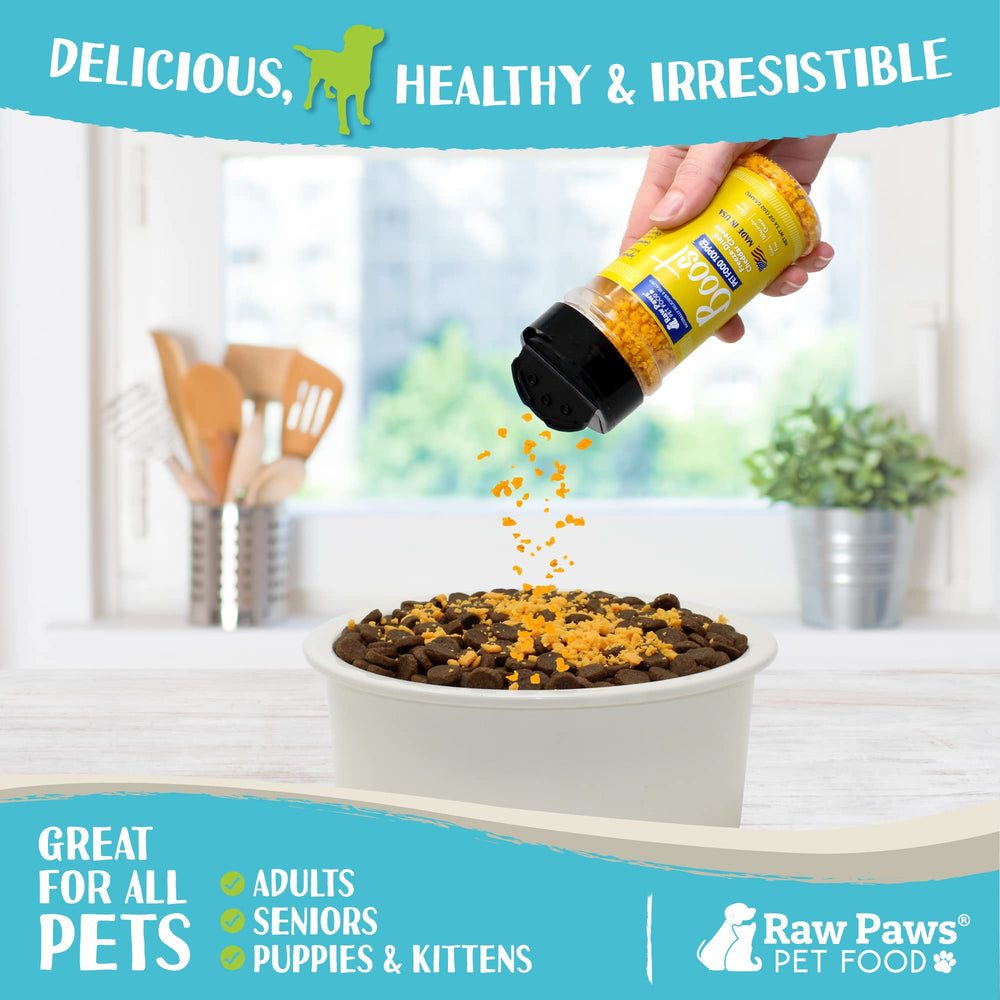 Chien dégustant le topping Raw Paws Boost sur croquettes