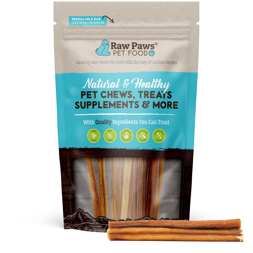 Raw Paws Bully sticks fins pour petits chiens en action, mastication durable.
