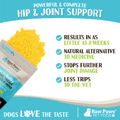 Versement de la poudre Raw Paws, dosage facile au quotidien.