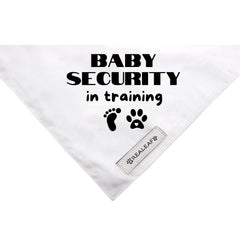 Bandana Realeaf utilisé pour annoncer une grossesse avec style.
