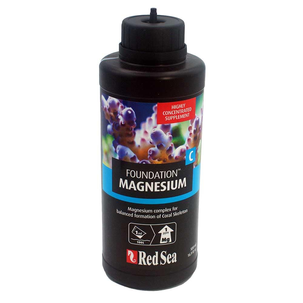Red Sea Reef Foundation C – versé dans l'eau du bac marin.