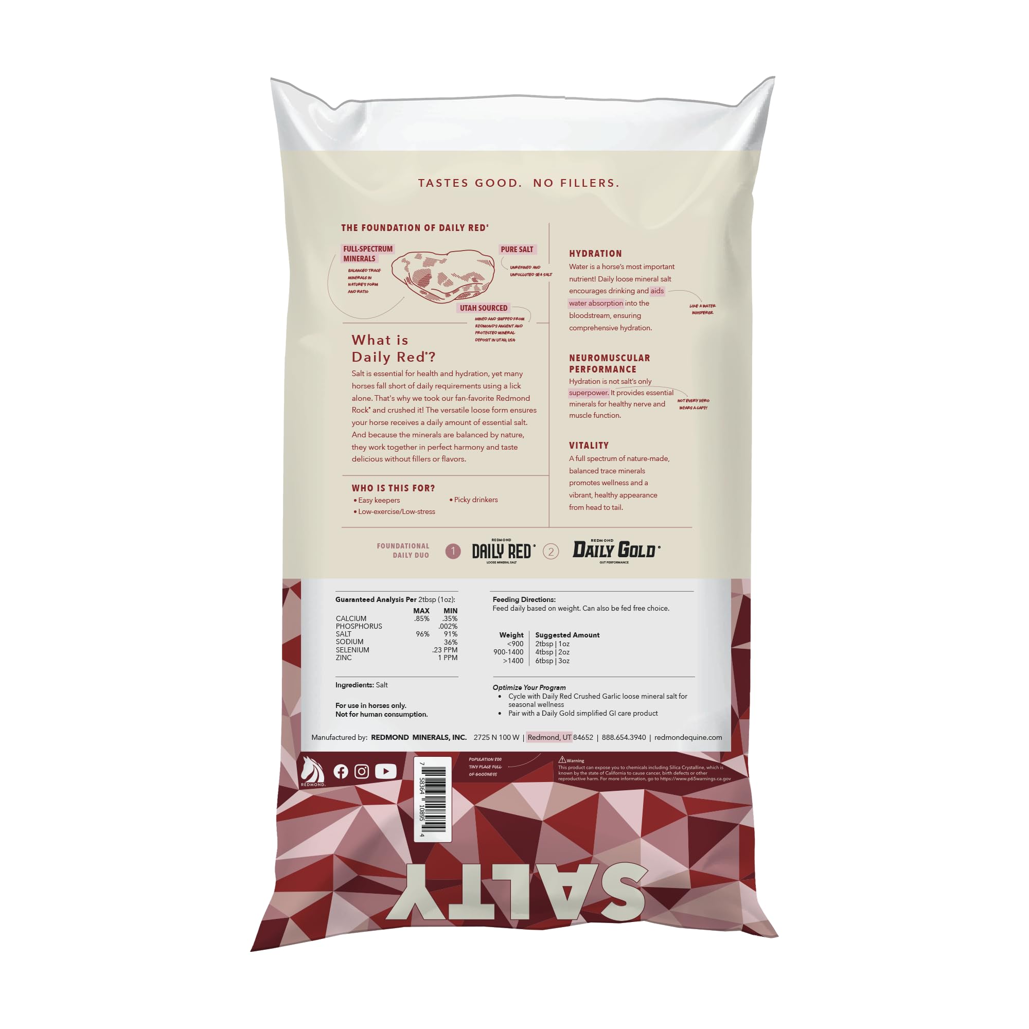 Redmond Daily Red – verser les minéraux dans le bol favorise l'hydratation du cheval.