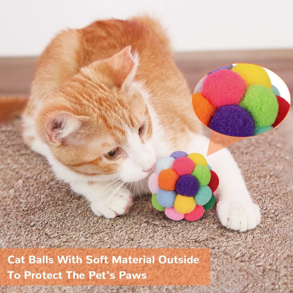 Chat jouant balle Retro Shaw canape, moment ludique intérieur.
