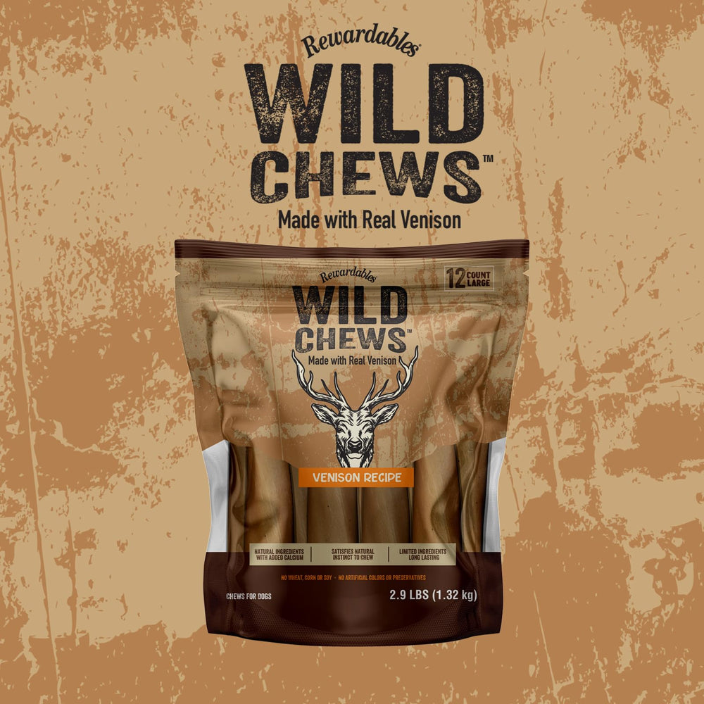 Rewardables Friandises Sauvages Venaison, chien heureux après une bouchée et une récompense pratique.